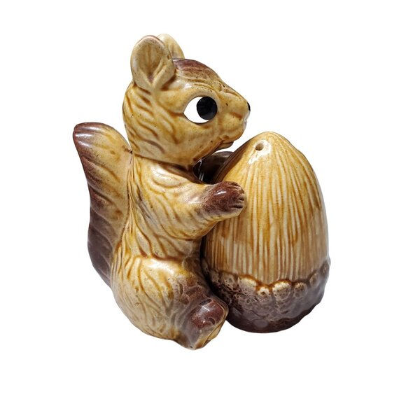 Vintage Squirrel Hugging Acorn Nut Salt and Pepper Shakers Decor Made in Japan - Picture 10 of 15